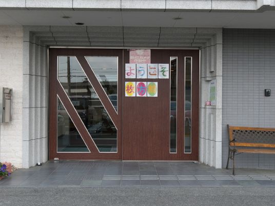 エントランスの木製扉