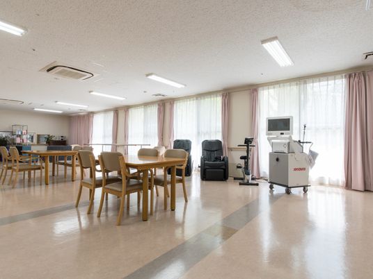 広々とした明るい食堂