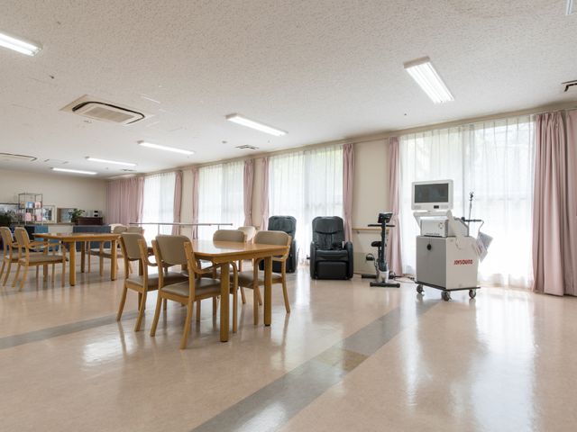 広々とした明るい食堂 食堂兼リハビリ室2 窓辺には明るい日差しが差し込んでおり、広々とした食堂では健康的な機能訓練も行えます。