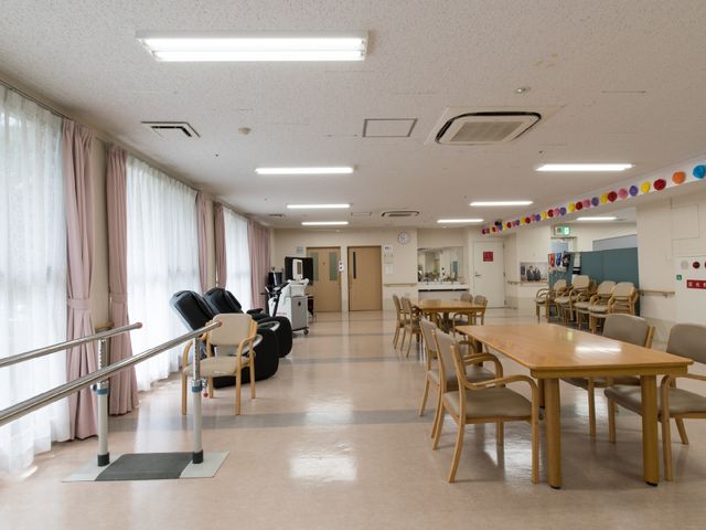 広々とした共有ダイニング 食堂兼リハビリ室3 明るく広々としたダイニングスペースです。様々な活動や食事を共にする場として利用されております。