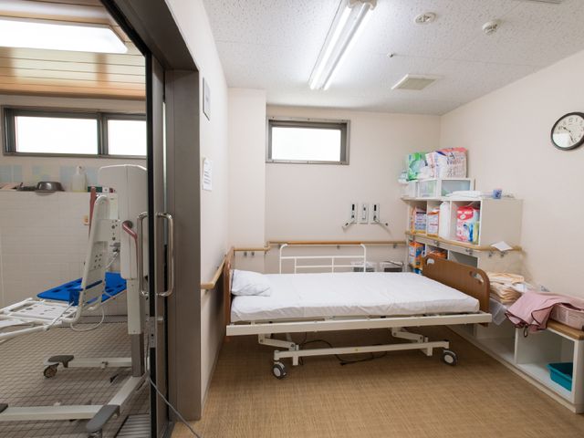 整った居室の一角 脱衣場 広々とした居室では、日々の生活サポート設備が整っており、ケアを必要とする方にやさしい環境が提供されています。