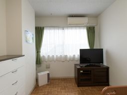 居室のエアコンとテレビ