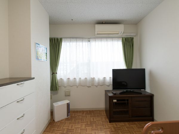 居室のエアコンとテレビ