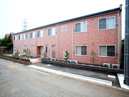 明るい外観の建物