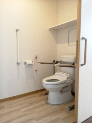バリアフリーの明るいトイレ