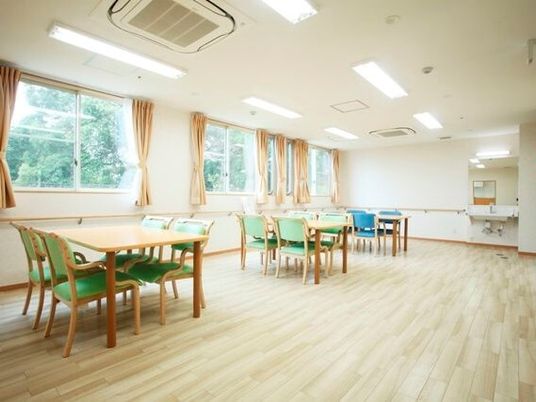 明るい清潔な食堂
