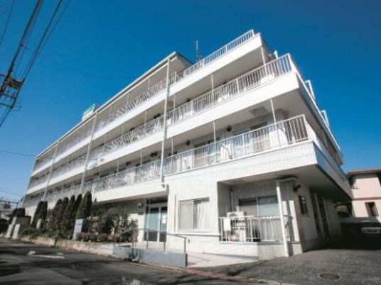 白い建物の外観