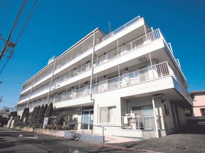 白い外観の明るい建物