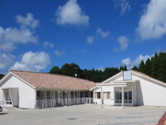 白色の建物と青空