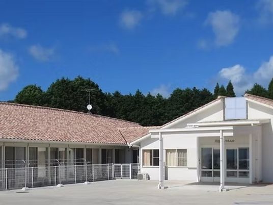 明るい外観の建物  