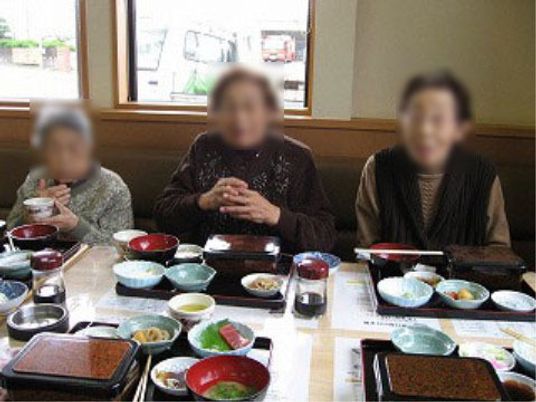 食事する人々の集い