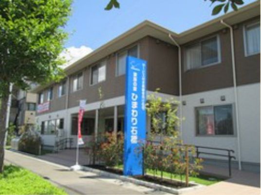 日差しの中の明るい外観