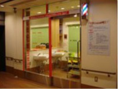 明るい床の理美容室