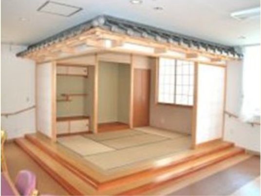 明るい和室の内観