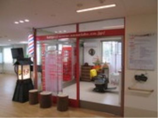 明るい理美容室の様子