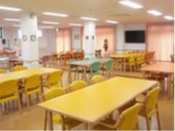 明るい食堂の様子