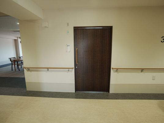 手すり設備のある廊下