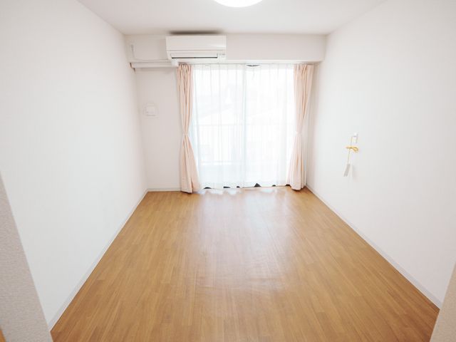 清浄な個室の空間 居室 清潔で広々とした個室があなたの新しい職場です。入居者様との対話もゆっくりできます。