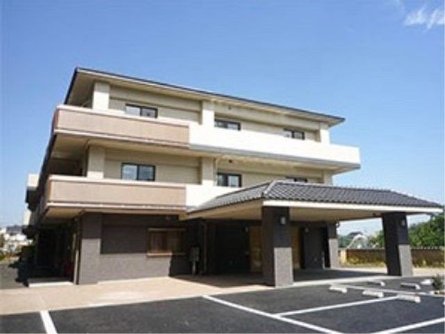 広々とした外観の建物 外観 ゆとりある駐車スペースが特徴の建物で、日々の通勤も安心です。明るく開放的な環境での勤務をご希望の方にお勧めします。
