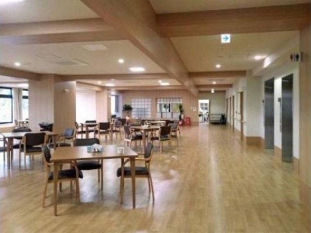広々とした明るいダイニング レクリエーション 広々としたダイニングルームは柔らかな光が差し込み、快適な食事やコミュニケーションの場を提供しています。