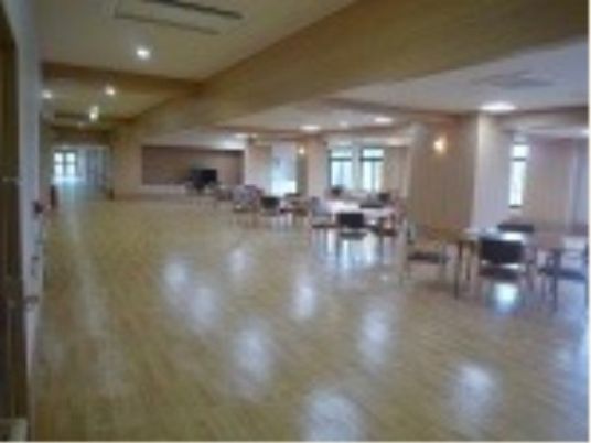 広々とした明るい食堂