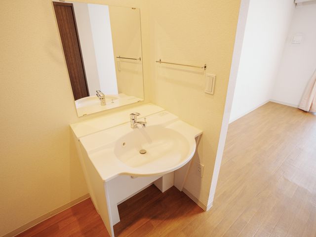 居室の洗面台 洗面台 居室に設置された洗面台の清掃や整備など、利用者様の快適な生活空間を支えるお仕事です。