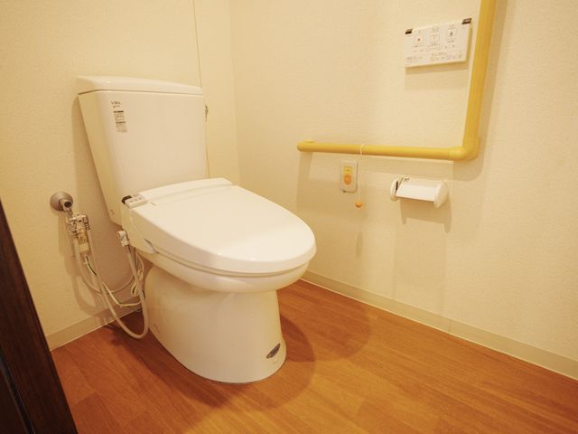 安全に配慮したトイレ設備 トイレ 高齢者の安全と快適さを考えたトイレ環境です。日々のケアを通じて支援をお願いします。