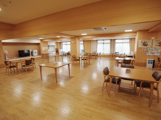 温かみのあるラウンジ 食堂 明るく温かみのあるラウンジで、利用者様との心温まる交流をしませんか。
