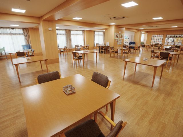明るい居室の共有スペース 食堂 暖かな雰囲気の居室で、利用者様の心地よい日常をサポートするお仕事です。