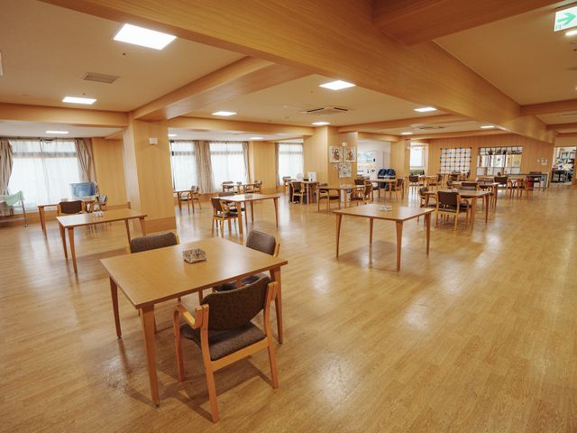 清潔感あふれる食堂風景