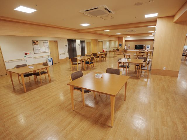 広い共用スペース 食堂 ゆったりとした共用スペースで、入居者の方々へ温かいサポートを。
