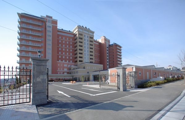 広々とした建物外観
