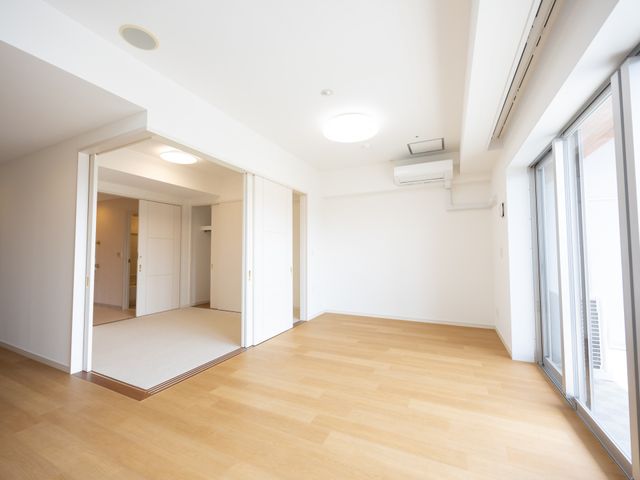明るい室内の居室 居室 自然光がたっぷり入り、広々とした住空間です。開放感のある設計で、快適に過ごせます。