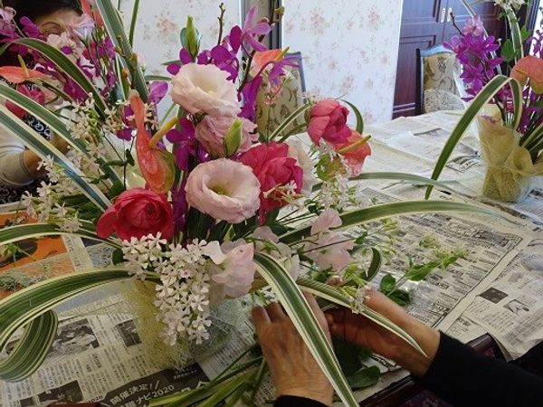 色とりどりの花が飾られたテーブル