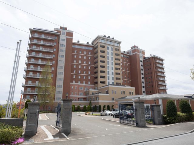 立派な施設の外観 外観 重厚な造りを持つ建物で、快適な働きが期待されます。広々とした敷地が魅力的です。