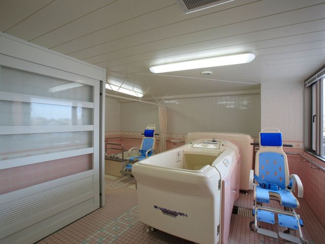 清潔感のある空間浴室 特殊浴室 利用者が快適に使用できるよう設計された広々とした空間です。自然光が差し込み、明るく安心してご利用いただけます。