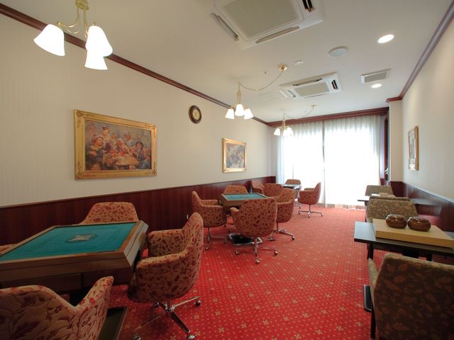 落ち着いた雰囲気のラウンジ ゲームルーム くつろぎのひとときを過ごせる明るい空間です。自然光が心地よく差し込んでいます。