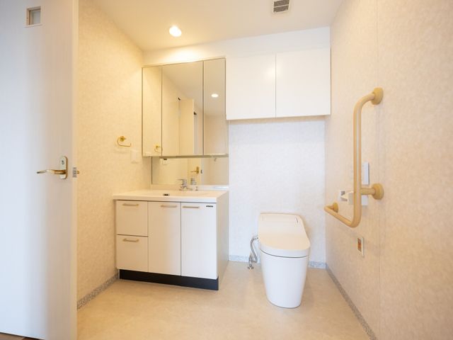 シンプルなトイレ トイレ シンプルで清潔なトイレ空間です。手すりが設置され、安全に配慮されています。