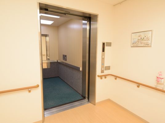手すり付きのエレベーター入口
