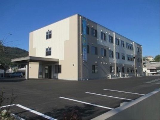 新しい白い建物外観