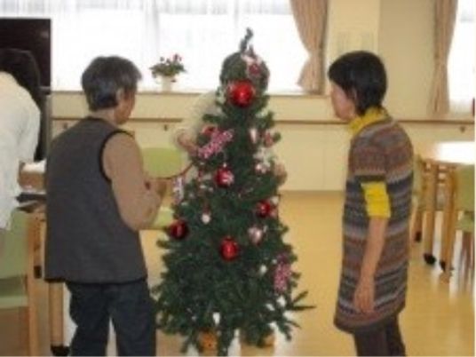 クリスマスツリーの装飾中