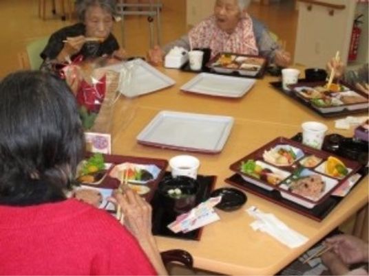 笑顔の高齢者多人数食堂