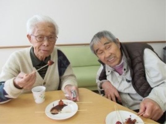 笑顔のお二人と食事風景