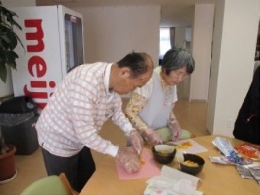 料理活動を楽しむ高齢者二人