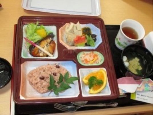 配膳済みの食事トレイ