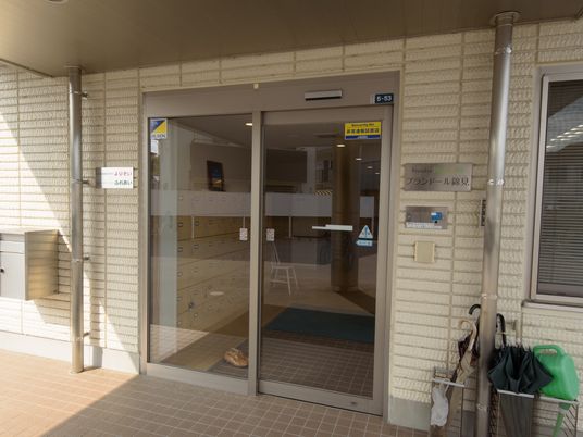 エントランスの明るい通路