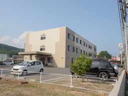 明るい外観の建物