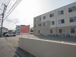 看板と建物の外観