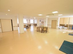 広々とした明るい食堂