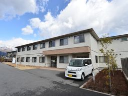 白い壁の施設外観